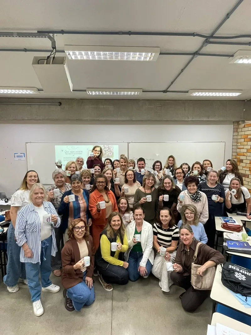 Foto real de Eduarda em atividade de grupo com colaboradores