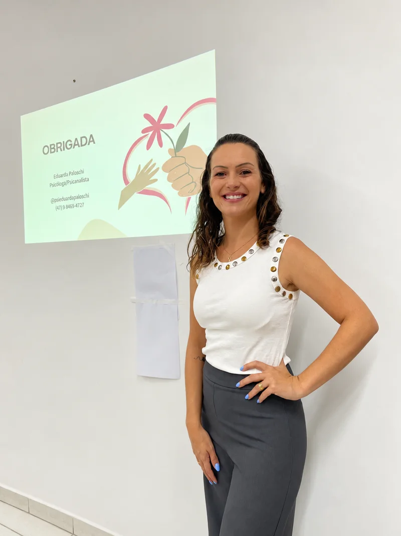 Eduarda Paloschi em palestra sobre saúde mental